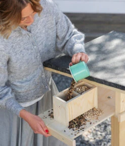 Dehner Natura Futterhaus Karwendel, Natur, Inkl. Ständer, Ca. B84,3/H127,2/T84,3 Cm 18 Dehner Natura Futterhaus Karwendel, Natur, Inkl. Ständer, Ca. B84,3/H127,2/T84,3 Cm -Gartenmöbelgeschäft 6622872 6622898 6622906 6622922 WE MO 004 NVHRofanKarwendel