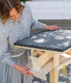 Dehner Natura Futterhaus Karwendel, Natur, Inkl. Ständer, Ca. B84,3/H127,2/T84,3 Cm 20 Dehner Natura Futterhaus Karwendel, Natur, Inkl. Ständer, Ca. B84,3/H127,2/T84,3 Cm -Gartenmöbelgeschäft 6622872 6622898 6622906 6622922 WE MO 008 NVHRofanKarwendel