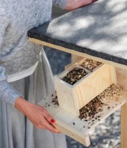 Dehner Natura Futterhaus Karwendel, Natur, Inkl. Ständer, Ca. B84,3/H127,2/T84,3 Cm 22 Dehner Natura Futterhaus Karwendel, Natur, Inkl. Ständer, Ca. B84,3/H127,2/T84,3 Cm -Gartenmöbelgeschäft 6622872 6622898 6622906 6622922 WE MO 012 NVHRofanKarwendel